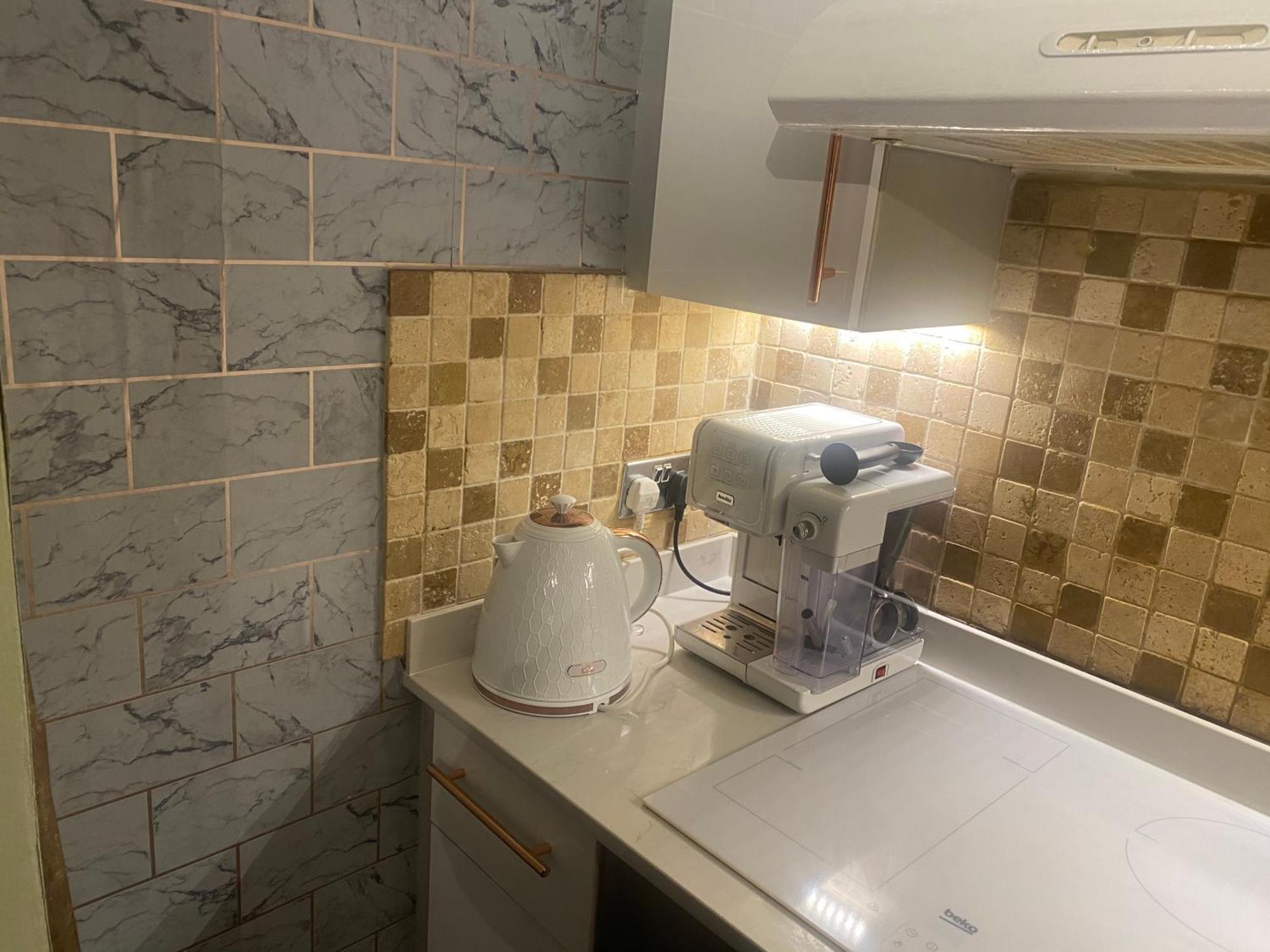 Quiet Lower Floor 2 Bed City Apartment With Private Patio Garden บาธ ภายนอก รูปภาพ