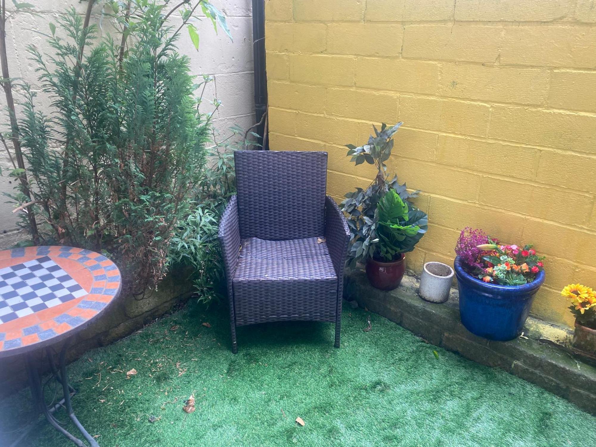 Quiet Lower Floor 2 Bed City Apartment With Private Patio Garden บาธ ภายนอก รูปภาพ